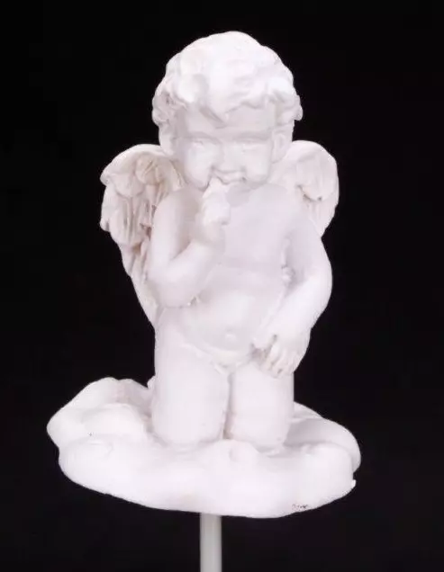 Biała Figurka Aniołka klęczącego na piku