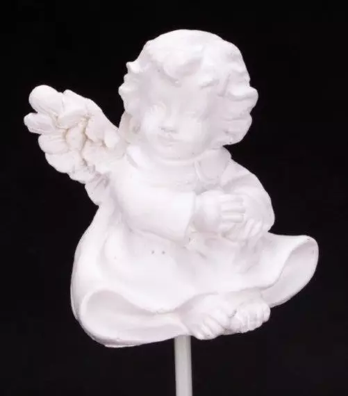 Figurka przedstawiająca modlącego się aniołka ze skrzydłami na piku.